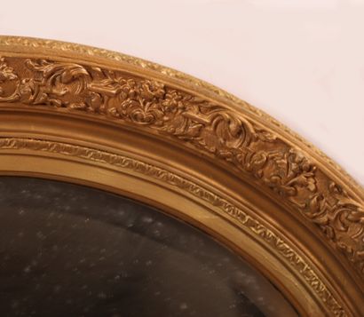 OVAL MIRROR IN GILDED WOOD
Beveled glass
68...