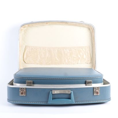 SET OF THREE VINTAGE TRUNK CASES, CIRCA 1960.
Blue...