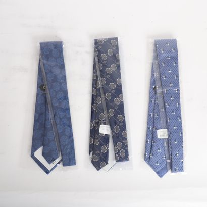 CHANEL
Set of three ties with floral motifs...