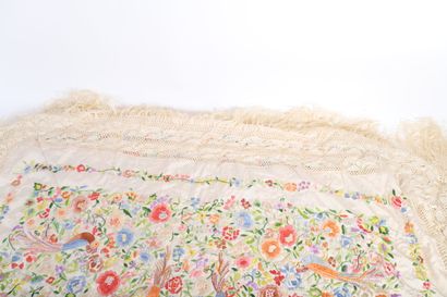 MAGNIFICENT SILK SHAWL IN THE CHINESE STYLE.
Handmade,...