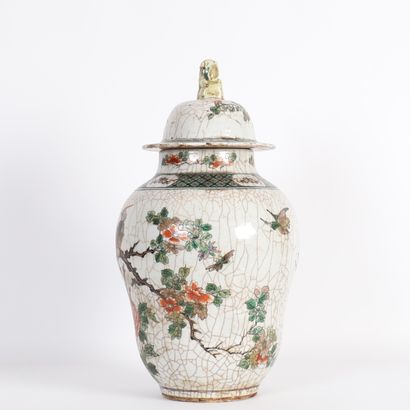 PORCELAIN VASE, CHINA, EARLY 20th CENTURY
Porcelain...