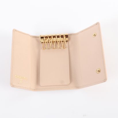 CHANEL
Keyring in powder pink grained calfskin
Very...