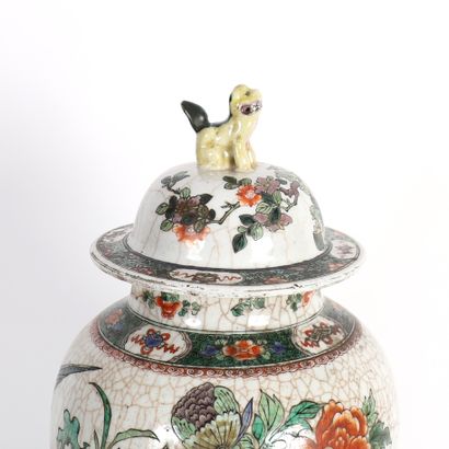 PORCELAIN VASE, CHINA, EARLY 20th CENTURY
Porcelain...