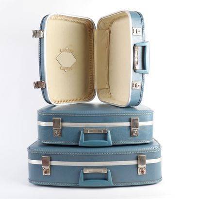SET OF THREE VINTAGE TRUNK CASES, CIRCA 1960.
Blue...