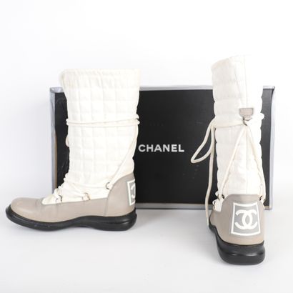 CHANEL
Pair of vintage mountain boots in...
