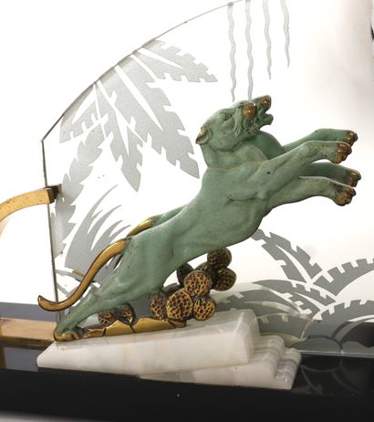 ART DECO CLOCK, 1930S-50S
Clock on black...