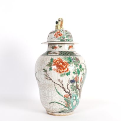 PORCELAIN VASE, CHINA, EARLY 20th CENTURY
Porcelain...