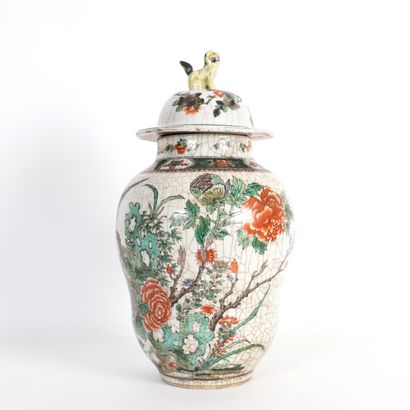 PORCELAIN VASE, CHINA, EARLY 20th CENTURY
Porcelain...