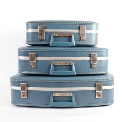 SET OF THREE VINTAGE TRUNK CASES, CIRCA 1960.
Blue...