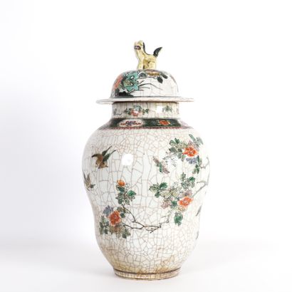 PORCELAIN VASE, CHINA, EARLY 20th CENTURY
Porcelain...
