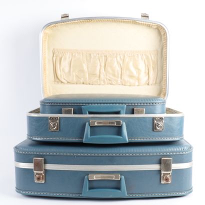 SET OF THREE VINTAGE TRUNK CASES, CIRCA 1960.
Blue...