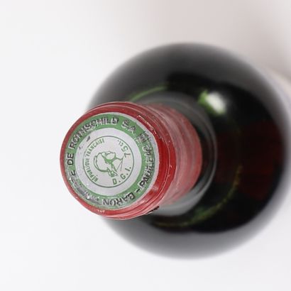 1 btl Châteeau Mouton Rotschild 1980 mid-shoulder...