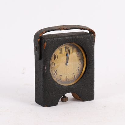 TRAVEL CLOCK
Circular dial with Arabic numerals...