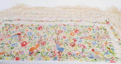 MAGNIFICENT SILK SHAWL IN THE CHINESE STYLE.
Handmade,...