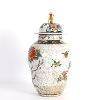 PORCELAIN VASE, CHINA, EARLY 20th CENTURY
Porcelain...