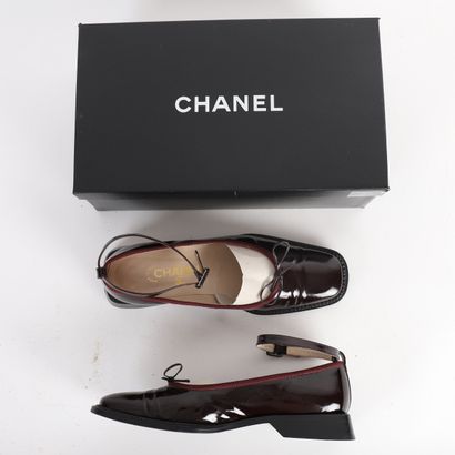 CHANEL
Pair of vintage cherry/bordeau leather...