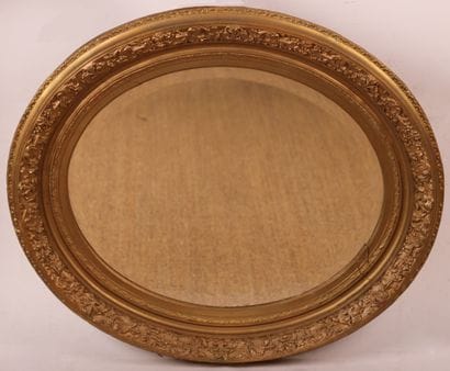 OVAL MIRROR IN GILDED WOOD
Beveled glass
68...