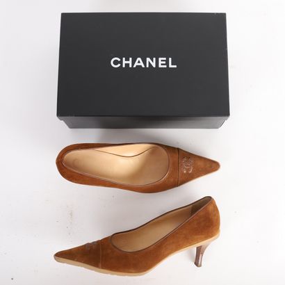 CHANEL
Pair of vintage suede pumps, 