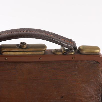 VINTAGE GLADSTONE DOCTOR'S BAG, 20th CENTURY
Brown...