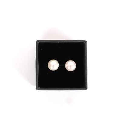 PEARL NECKLACE, BRACELET, AND EARRING SET.
Cultured...