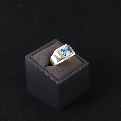 ART DECO-STYLE RING SET WITH A BLUE STONE
Silver...