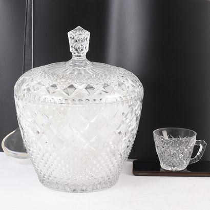ELEGANT GLASS PUNCH SET
Consisting of 8 cups...