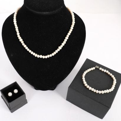 PEARL NECKLACE, BRACELET, AND EARRING SET.
Cultured...