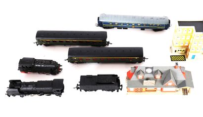 ENSEMBLE DE TRAINS, STRUCTURES, BOÎTES
Comprenant...