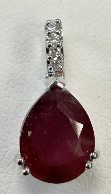 WHITE GOLD PENDANT SET WITH A RUBY AND DIAMONDS
750°/...