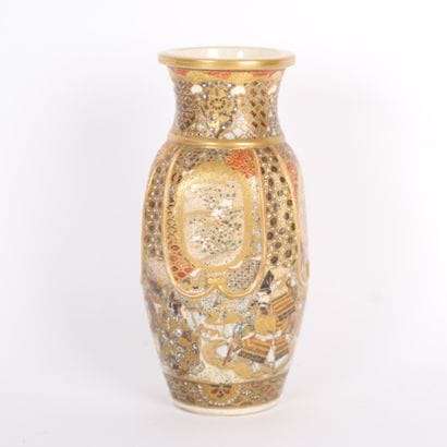 JAPAN SATZUMA EARTHENWARE VASE
Decorated...