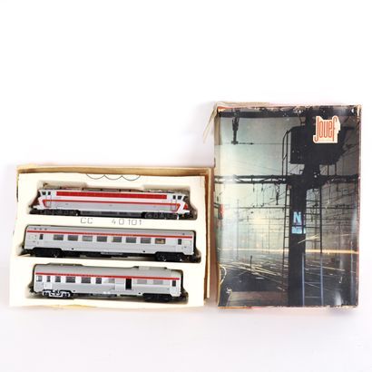 ENSEMBLE DE TRAINS, STRUCTURES, BOÎTES
Comprenant...