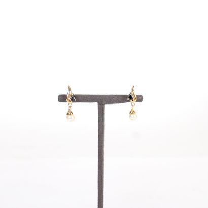 PAIR OF GOLD, PEARL, AND BLACK STONE EARRINGS
9k...