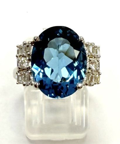 BEAUTIFUL WHITE GOLD RING SET WITH A TOPAZ...