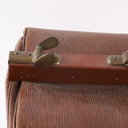LARGE VINTAGE GLADSTONE DOCTOR'S BAG, 20th...