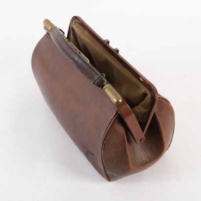 VINTAGE GLADSTONE DOCTOR'S BAG, 20th CENTURY
Brown...