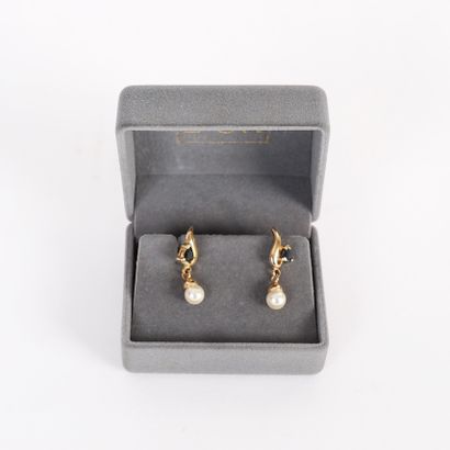 PAIR OF GOLD, PEARL, AND BLACK STONE EARRINGS
9k...