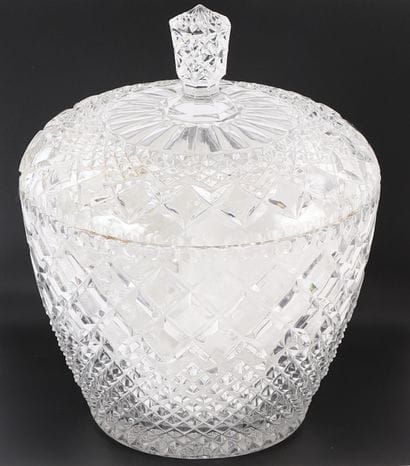 ELEGANT GLASS PUNCH SET
Consisting of 8 cups...