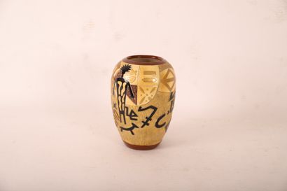 VASE EN CÉRAMIQUE
A décor polychrome de personnages,...