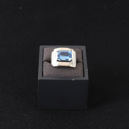 TANK RING FEATURING A BLUE STONE
Silver ring...