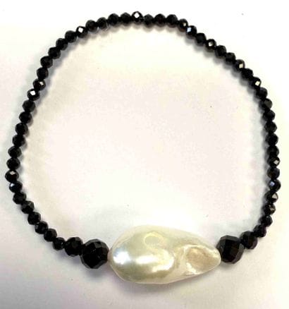 BLACK SPINEL BRACELET WITH A WHITE PEARL
Black...