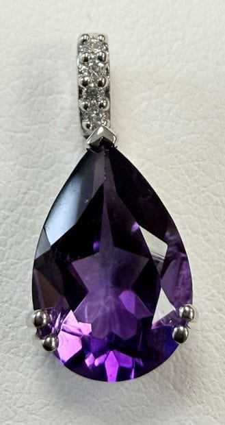 WHITE GOLD PENDANT SET WITH AN AMETHYST AND...