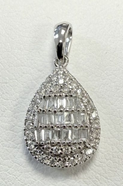 WHITE GOLD PEAR-SHAPED PENDANT SET WITH DIAMONDS
750°/...