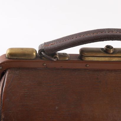 VINTAGE GLADSTONE DOCTOR'S BAG, 20th CENTURY
Brown...