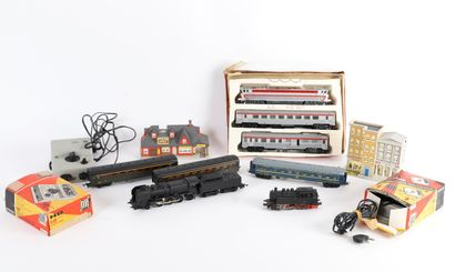 ENSEMBLE DE TRAINS, STRUCTURES, BOÎTES
Comprenant...
