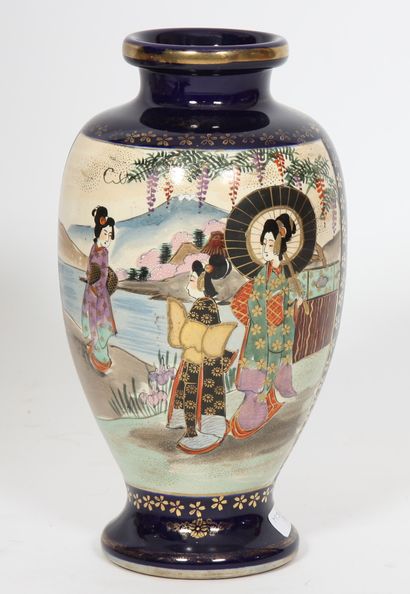 VASE WITH JAPANESE DECORATION
Polychrome...