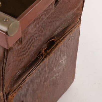 LARGE VINTAGE GLADSTONE DOCTOR'S BAG, 20th...