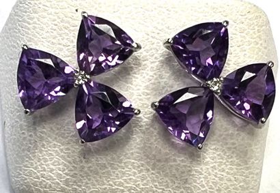 IMPORTANT PAIR OF WHITE GOLD EARRINGS SET...