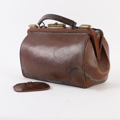 VINTAGE GLADSTONE DOCTOR'S BAG, 20th CENTURY
Brown...