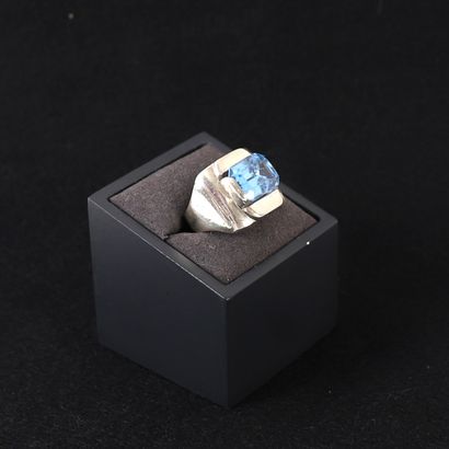TANK RING FEATURING A BLUE STONE
Silver ring...