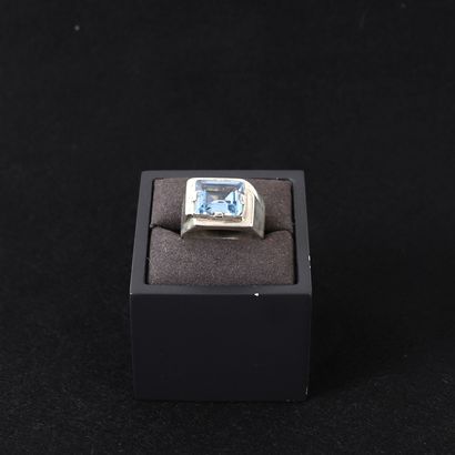 ART DECO-STYLE RING SET WITH A BLUE STONE
Silver...